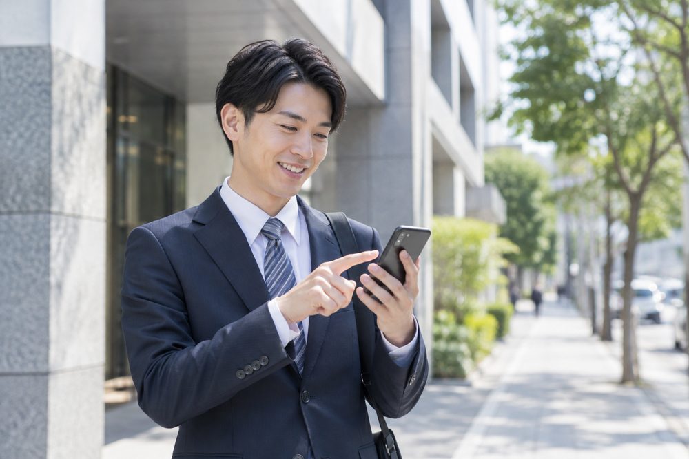 外出先でスマホを見て、やりとりを確かめる人